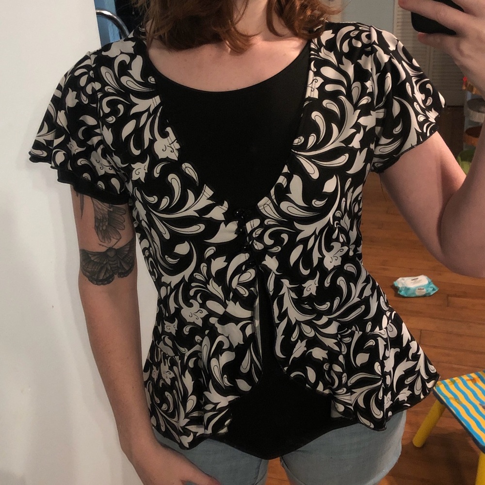 Notations Black and white floral blouse with a touch of gothic style